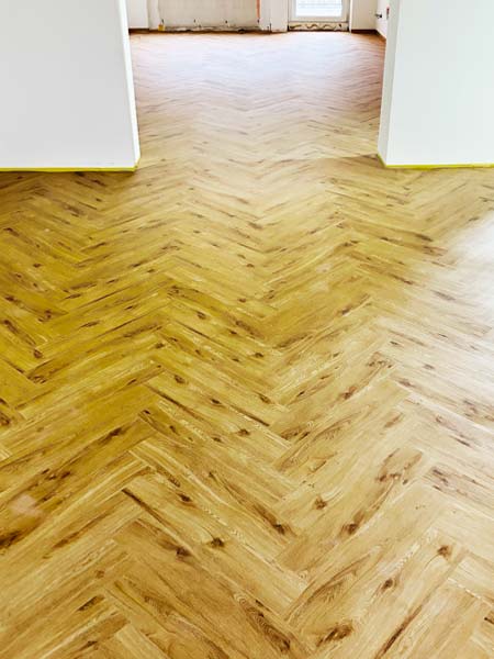 Fischgrät-Holzboden fertig verlegt