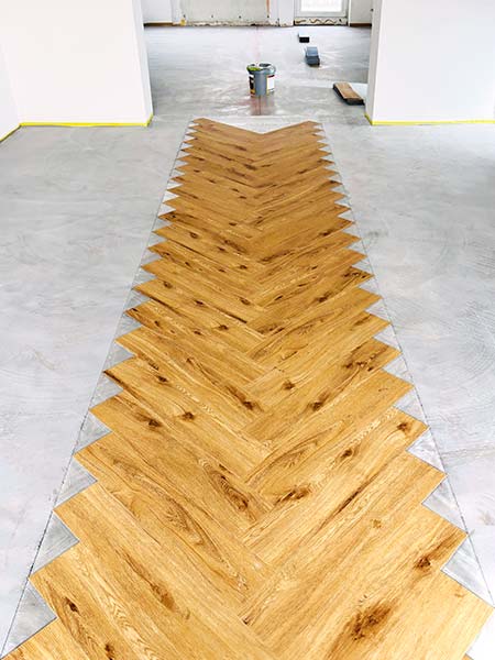 Fischgrät-Holzboden verlegen