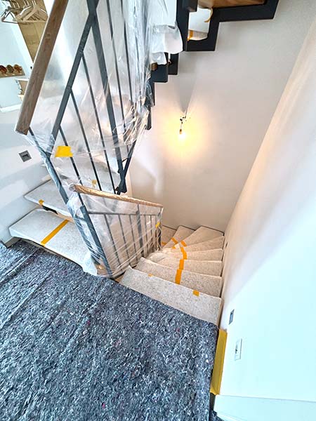 neu gestrichener Treppenabgang