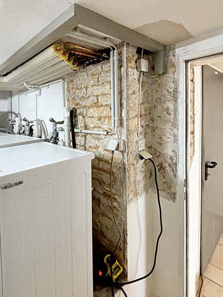 Wasserschaden an Wand und Decke